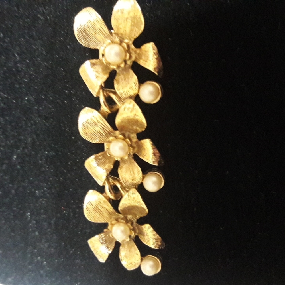 Brooch pearls/flowers gold tone 2.5 inches stunning in perfect conditions